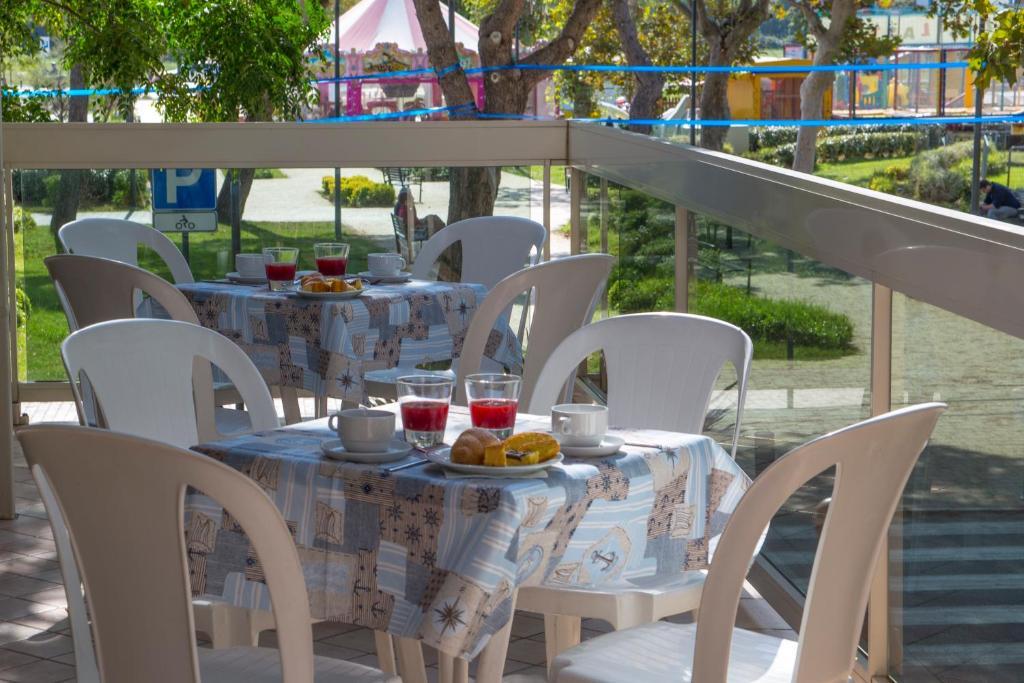 Hotel Astoria Misano Adriatico Bagian luar foto