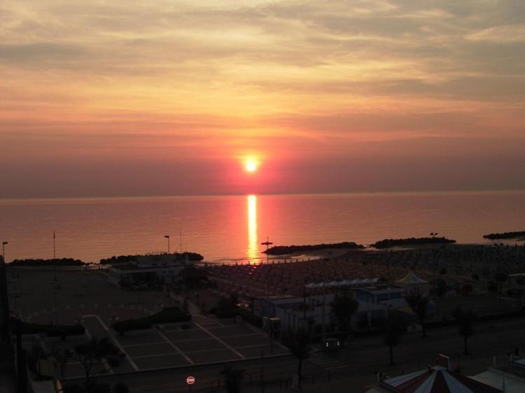 Hotel Astoria Misano Adriatico Bagian luar foto